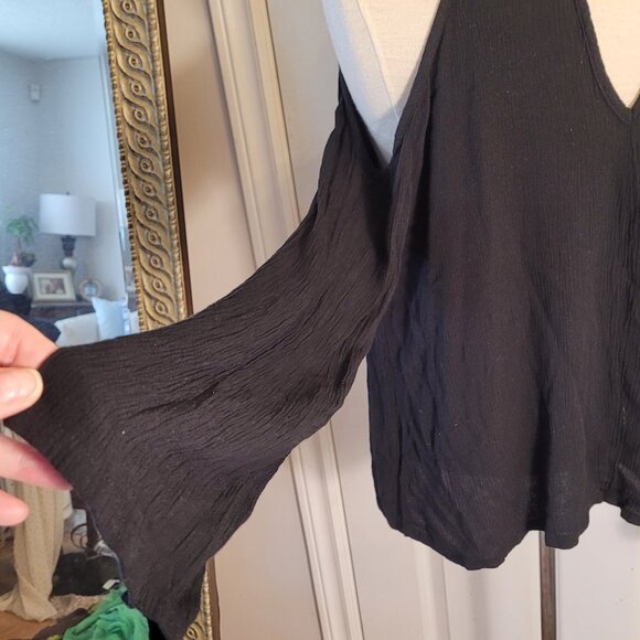 ✨2 for $25✨ Mossimo Cold Shoulder Bell Sleeve Black Gauze Top Sz Large - Picture 2 of 4
